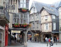 Dinan et ses anciennes maisons medievales.jpg