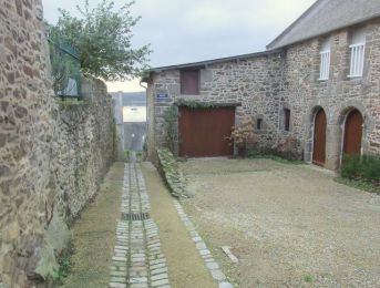 Saint Suliac une ruette du village qui descend sur l estuaire de la Rance.jpg