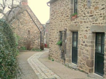 Saint Suliac une maison avec sa pompe a eau.jpg